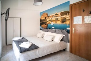 غرفة  اقتصادية مزدوجة | 1 غرفة نوم وملاءات للفراش لا تسبب الحساسية وخزنة داخل الغرفة