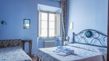 Schreibtisch, Verdunkelungsvorhänge, Babybetten, kostenloses WLAN