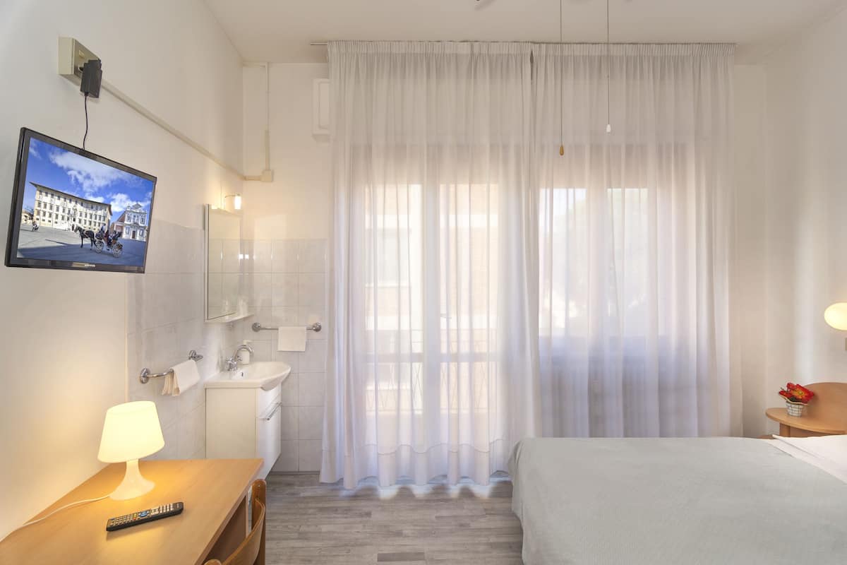 Double Room, Shared Bathroom | Frette Italian sheets, pillow-top beds, desk, free WiFi