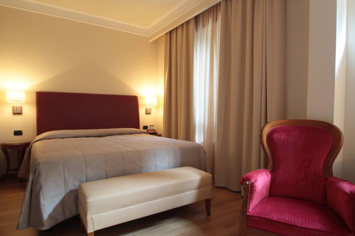 In-room safe, desk, laptop workspace, soundproofing