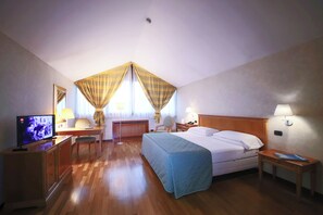 Safe på rommet, individuelt innredet og skrivebord