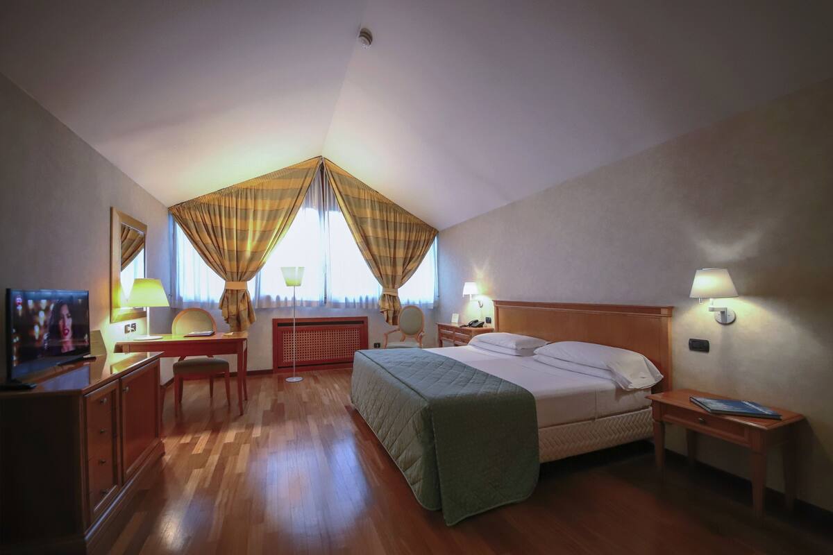 Exclusive Double Room, 1 King Bed | In-room safe, desk, laptop workspace, soundproofing