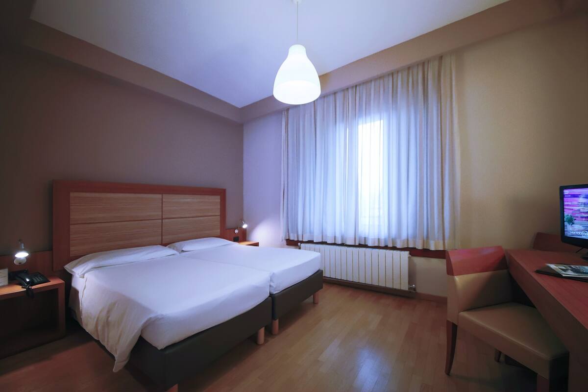 Comfort Double Room, 2 Twin Beds | In-room safe, desk, laptop workspace, soundproofing