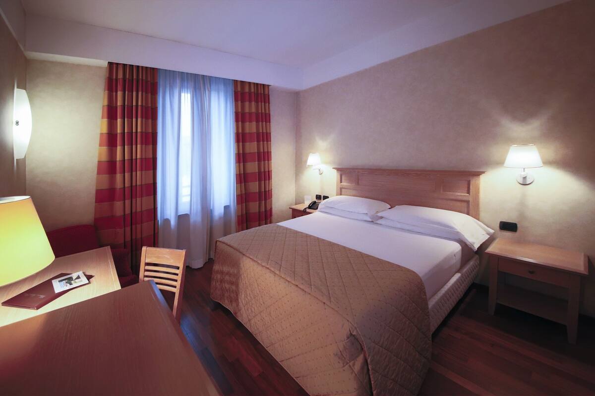 Premier Double Room, 1 Queen Bed | In-room safe, desk, laptop workspace, soundproofing