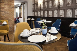 Desayuno buffet diario (EUR 15 por persona)