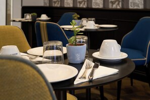 Tägliches Frühstücksbuffet gegen Gebühr