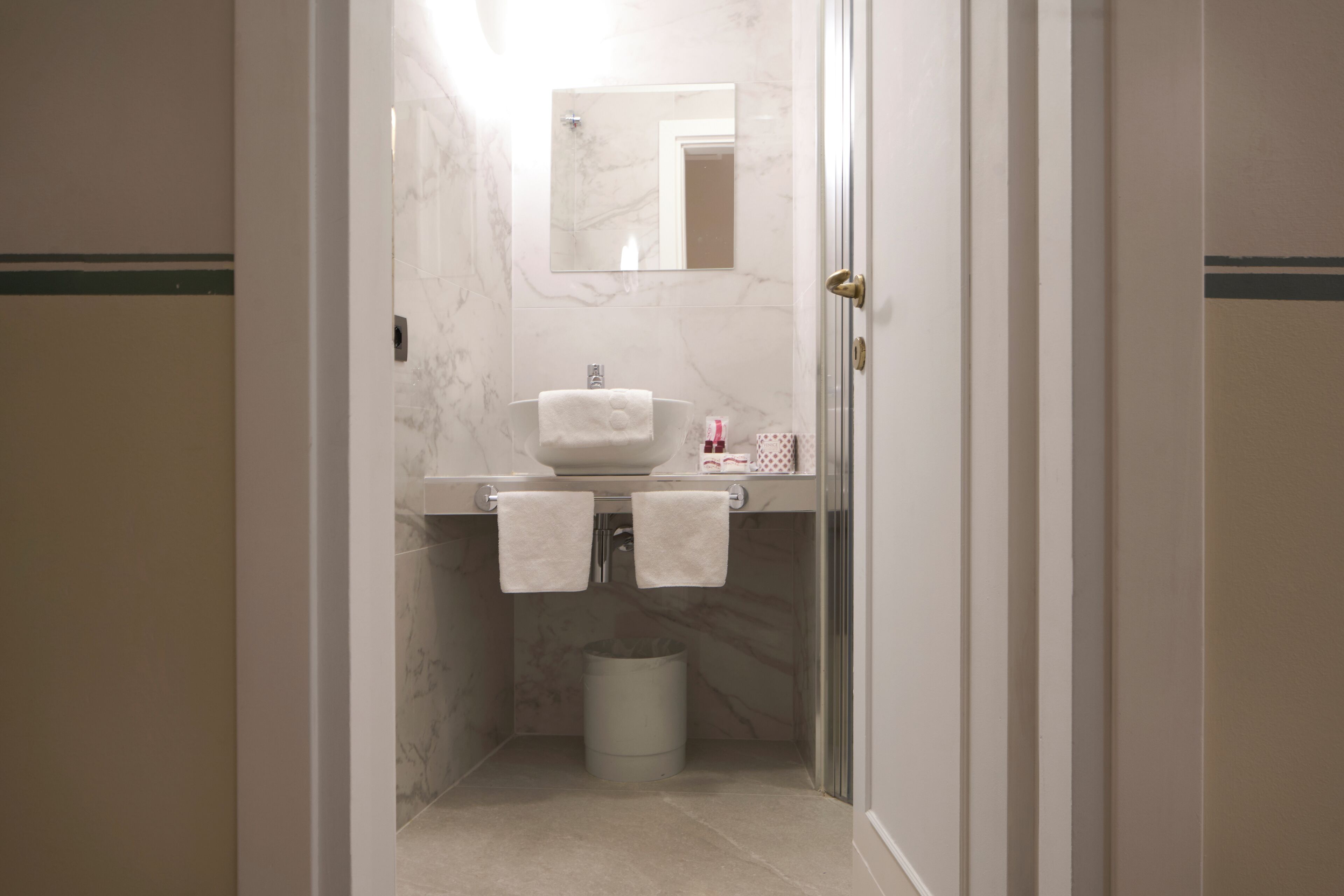 shower, rainfall showerhead, free toiletries, hair dryer