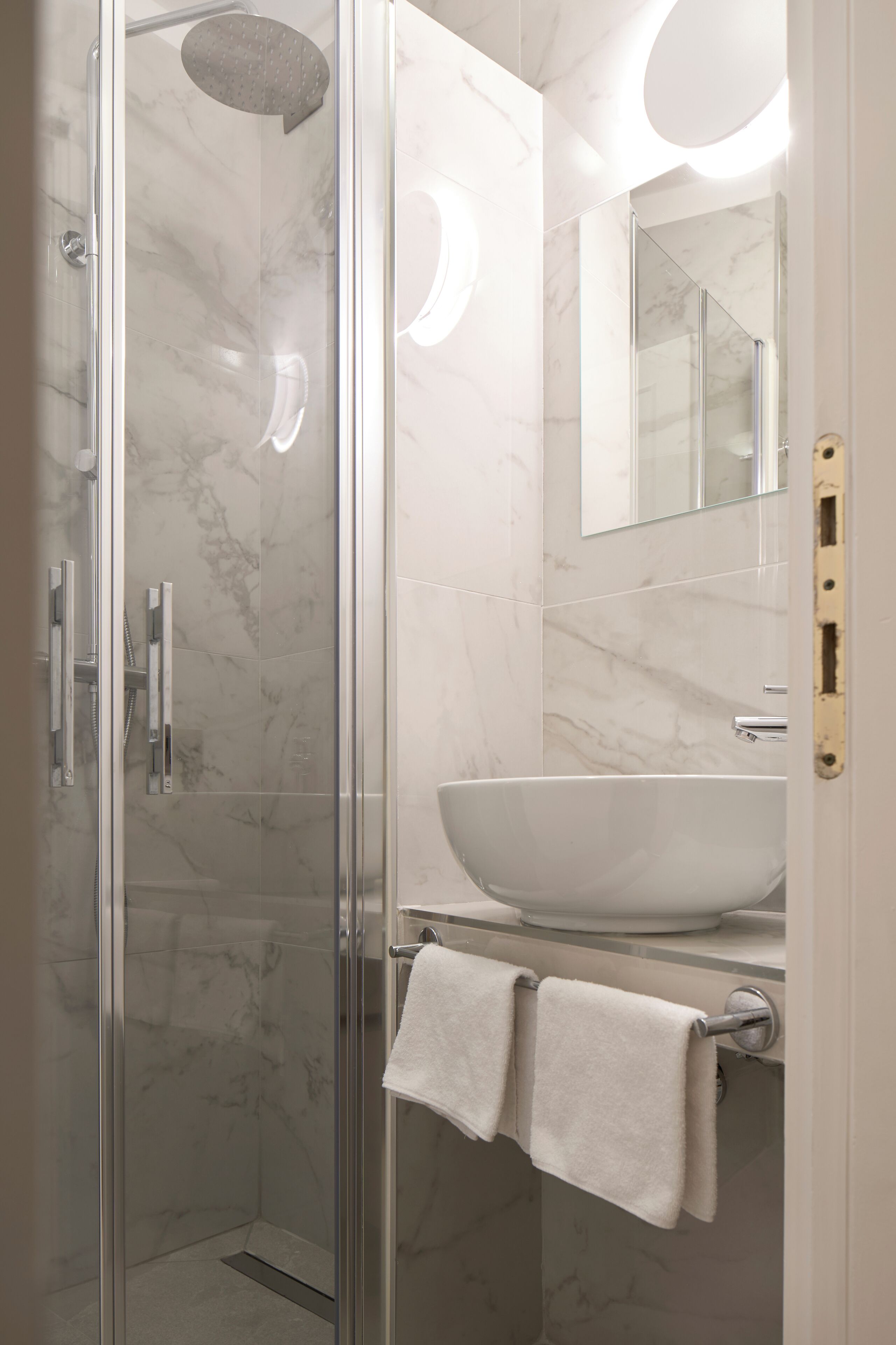 shower, rainfall showerhead, free toiletries, hair dryer