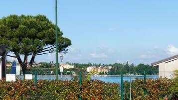 Außenpool, Sonnenschirme, Liegestühle