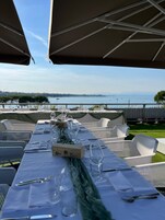 供应早餐和晚餐