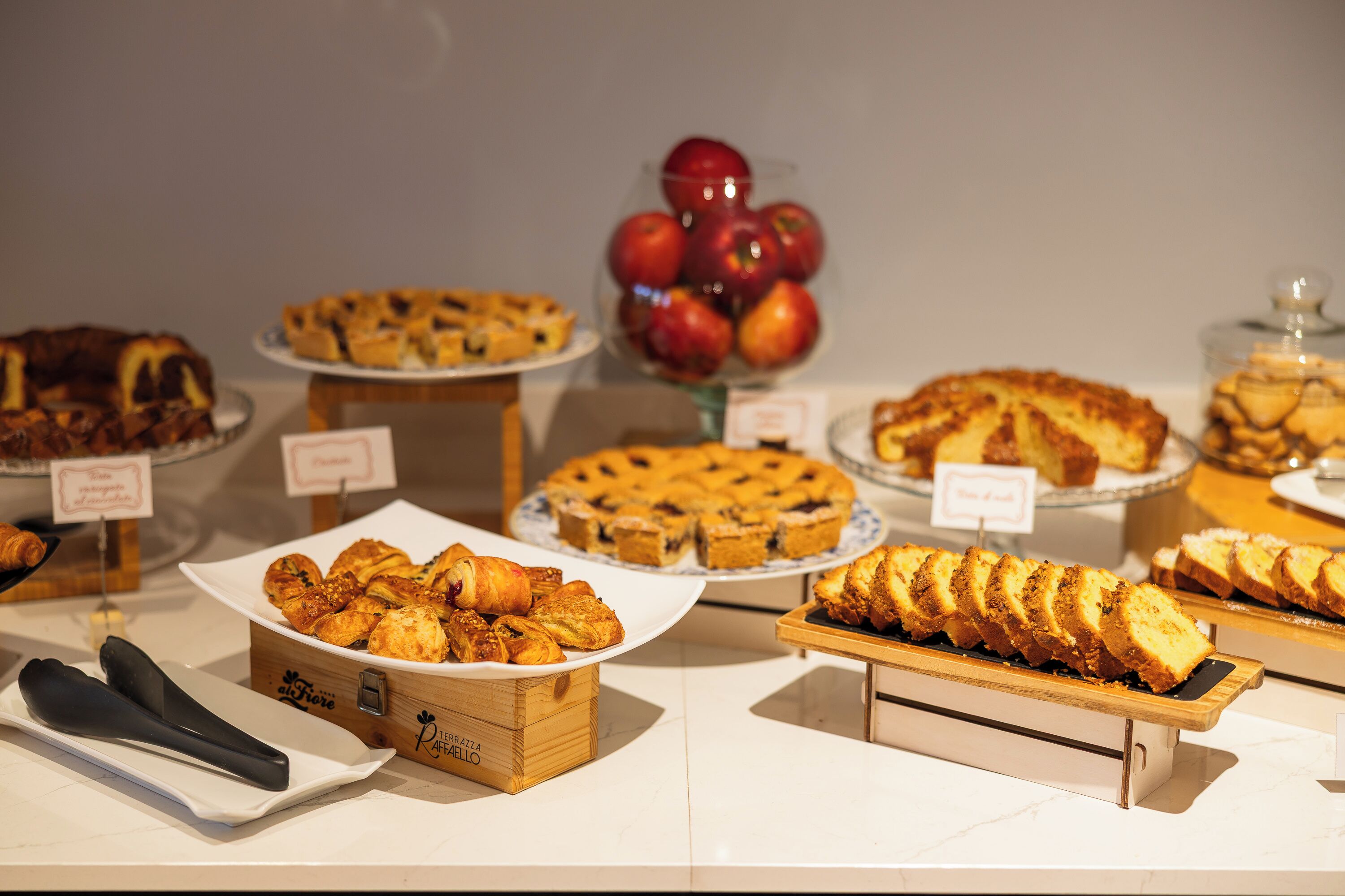 Une variété de produits de boulangerie et de pâtisserie présentés sur une table de buffet.