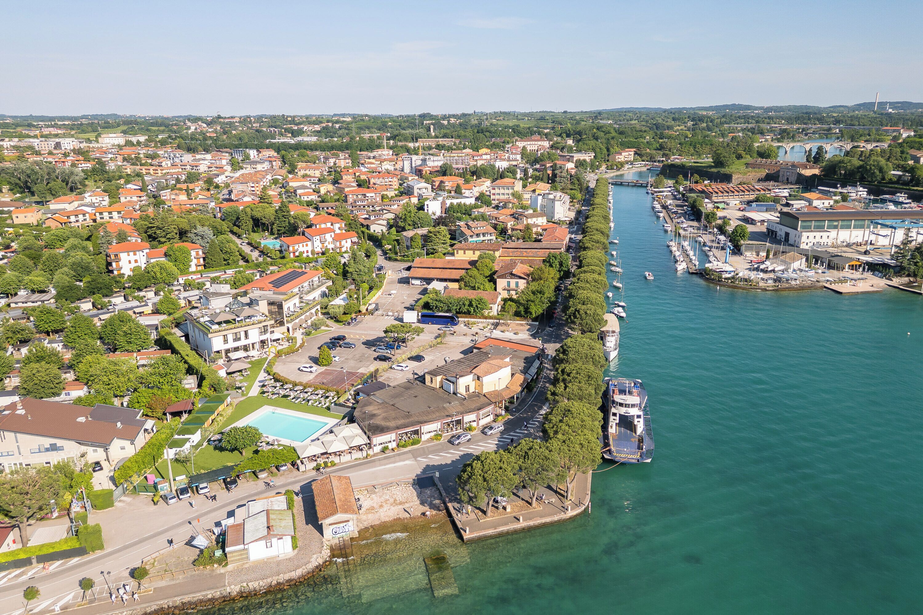 Une ville côtière dotée d’un port de plaisance, d’immeubles résidentiels et d’une piscine.