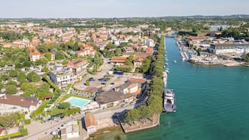 Une ville côtière dotée d’un port de plaisance, d’immeubles résidentiels et d’une piscine.
