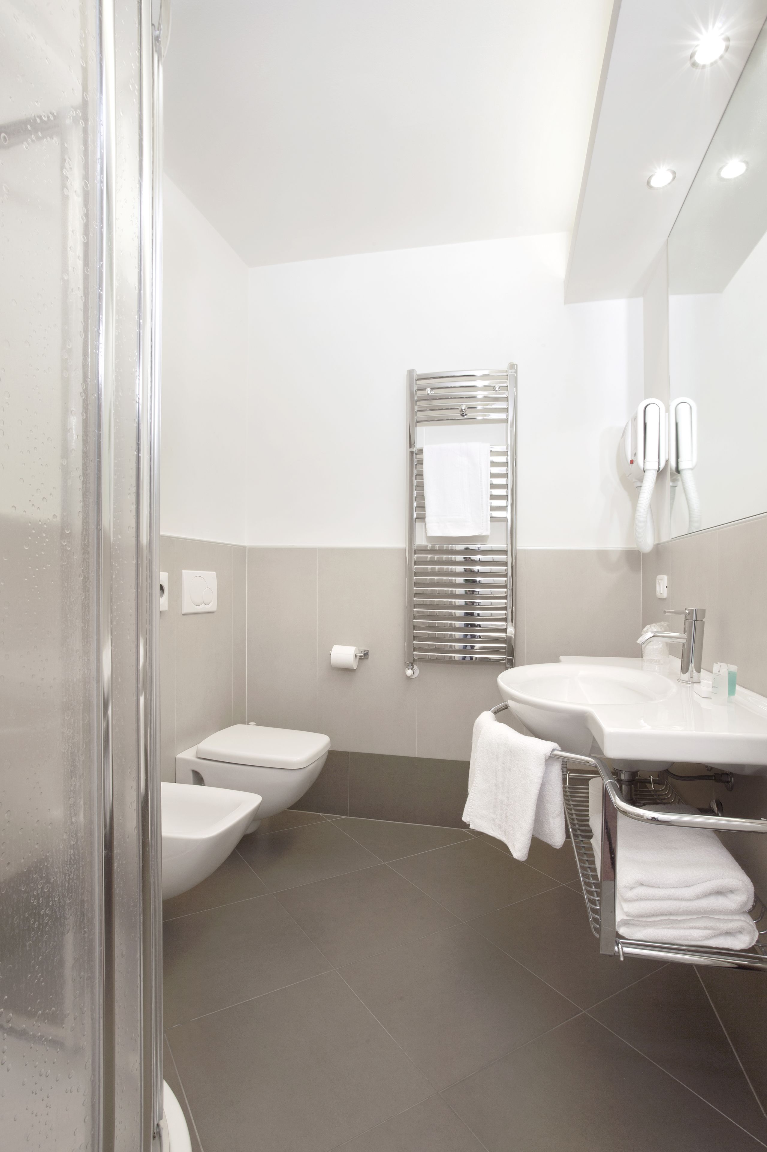 deluxe double or twin room, lake view | bathroom | shower, free toiletries, hair dryer, bidet
