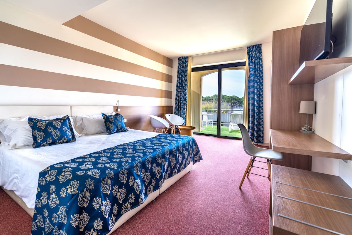 Deluxe Double or Twin Room, Lake View