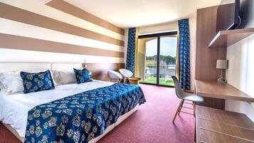 Minibar, caja de seguridad en la habitación y escritorio