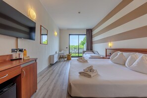Triple Room, Balcony | Minibar, in-room safe, desk, blackout curtains - Hotel Ristorante Al Fiore (Peschiera del Garda)