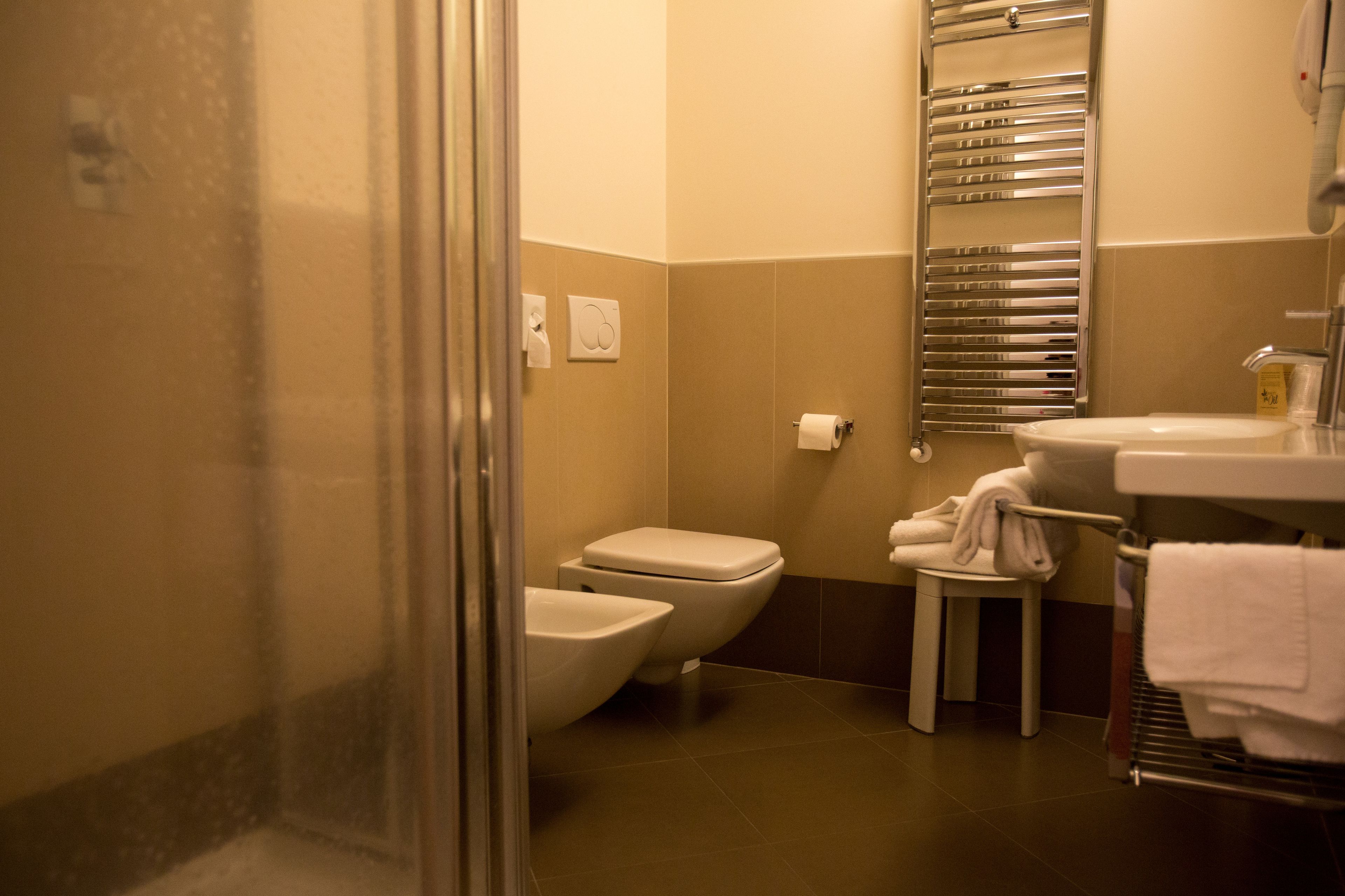 triple room | bathroom | shower, free toiletries, hair dryer, bidet