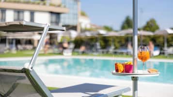 Piscine extérieure, parasols de plage, chaises longues
