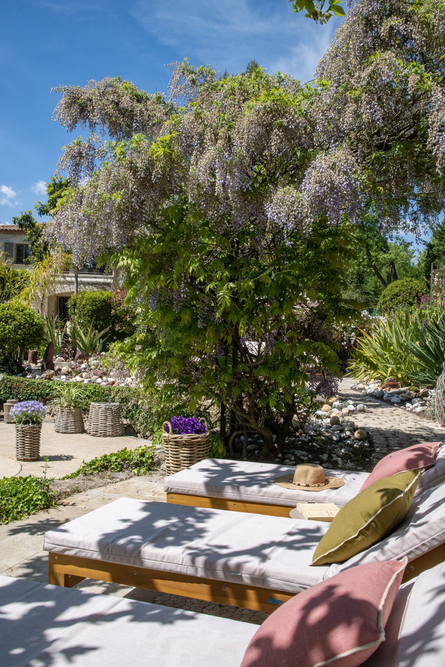 Utomhuspool, parasoller och solstolar