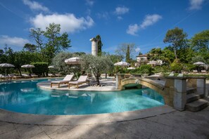 Piscine extérieure, parasols de plage, chaises longues