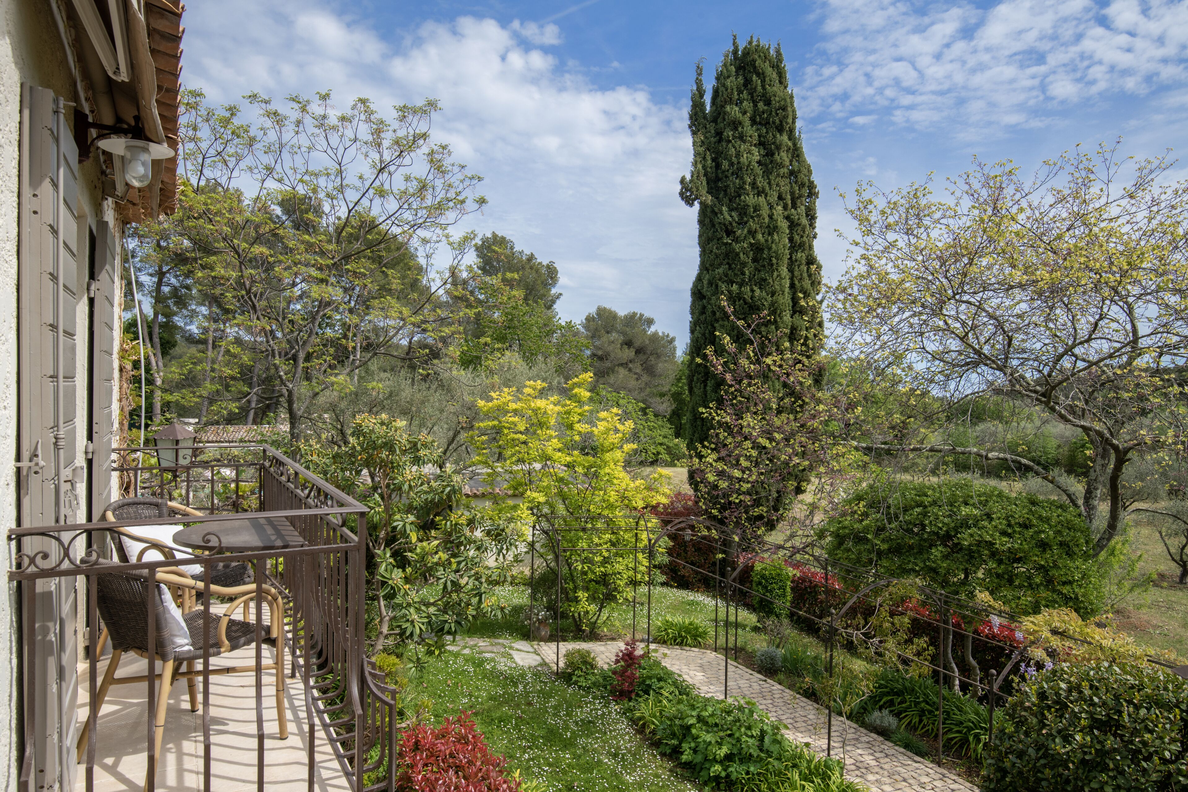 Dobbeltrom – deluxe | Senger med Select Comfort-madrass, safe på rommet og skrivebord