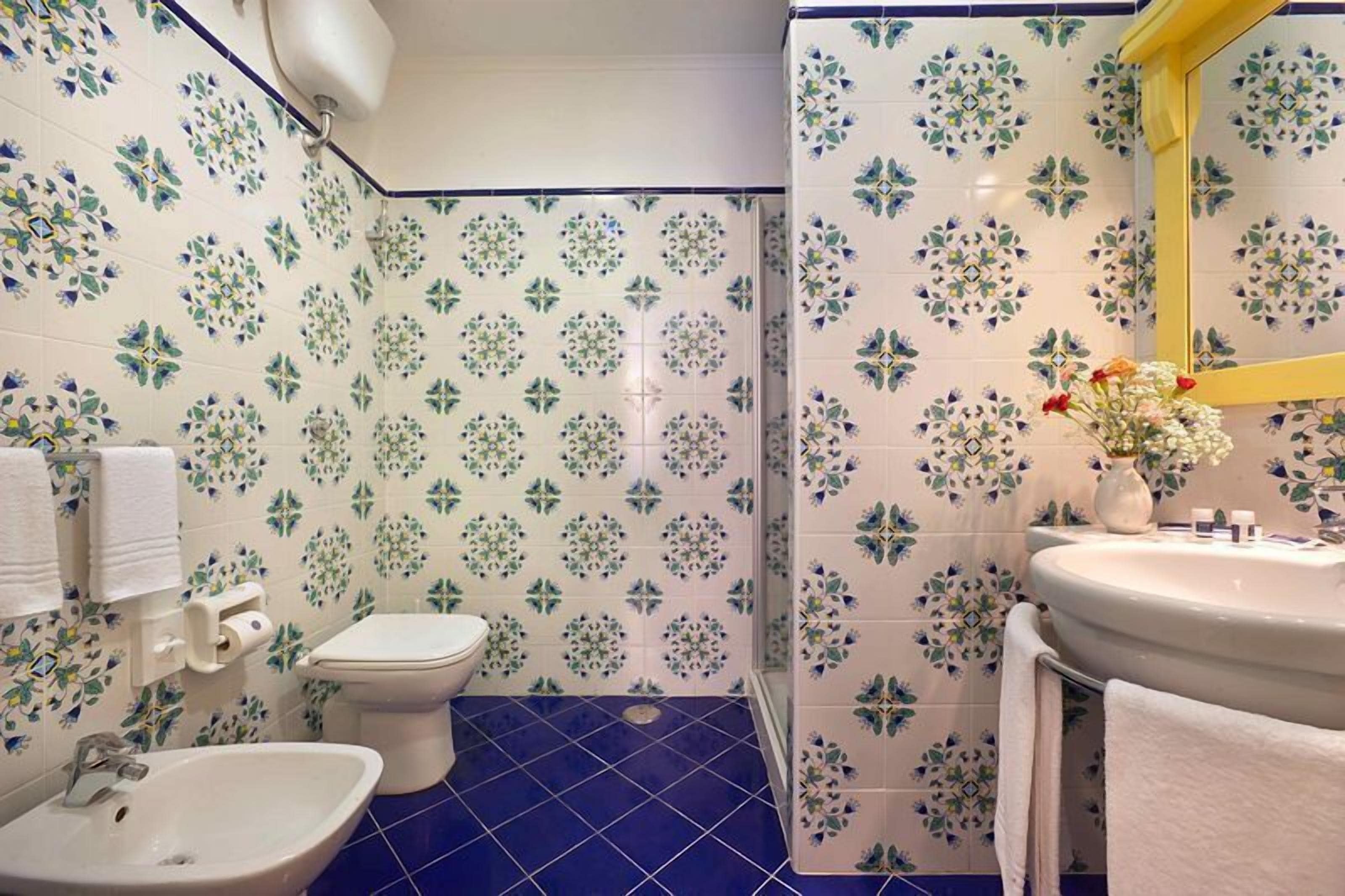 shower, free toiletries, hair dryer, bidet