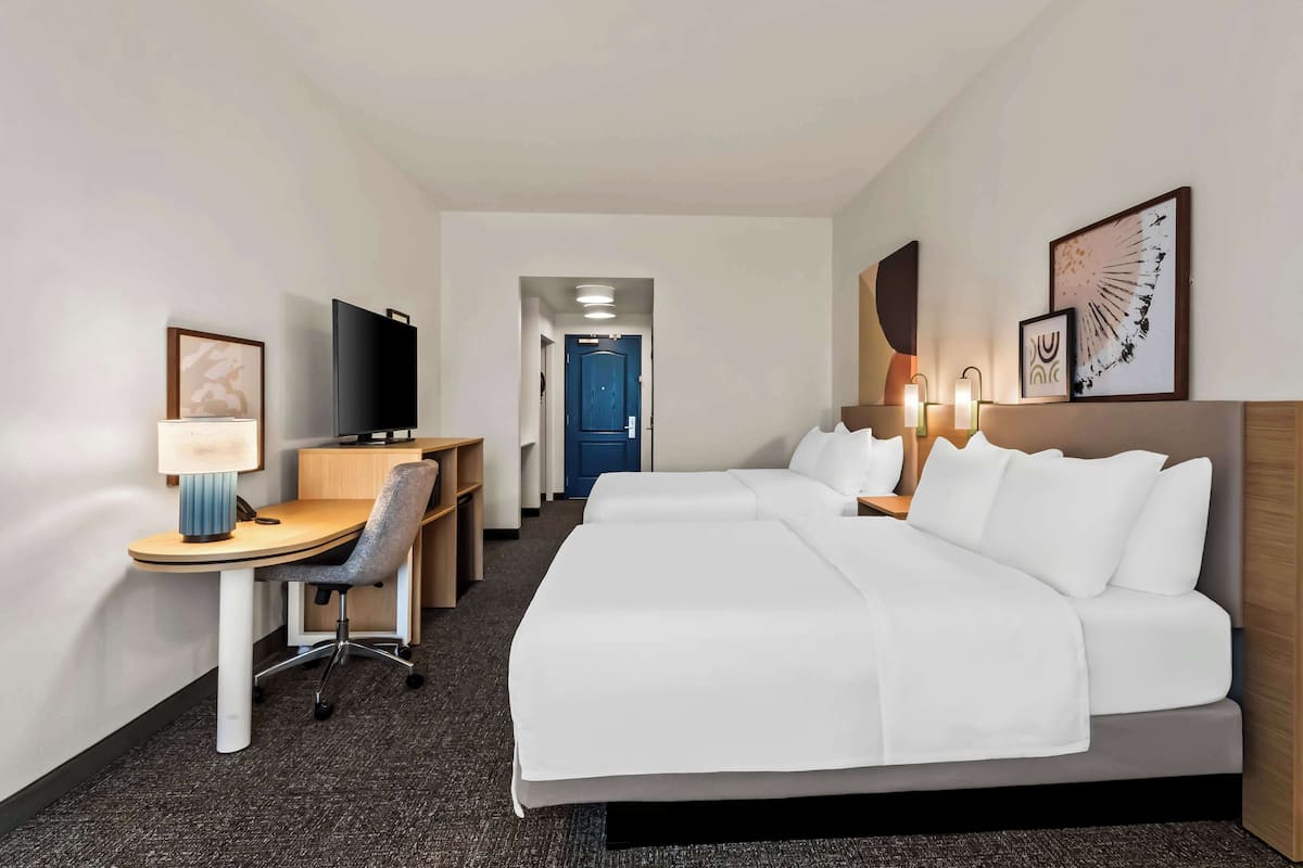 Zimmer, 2 Queen-Betten | Hochwertige Bettwaren, laptopgeeigneter Arbeitsplatz