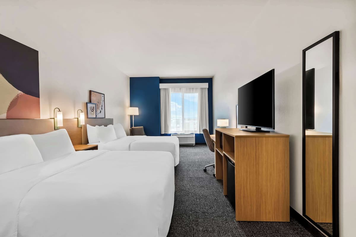 Zimmer, 2 Queen-Betten | Hochwertige Bettwaren, laptopgeeigneter Arbeitsplatz