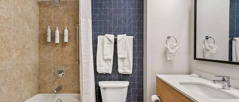 Un baño moderno con bañera, inodoro y lavamanos.