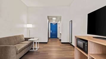 Ropa de cama de alta calidad y espacio para trabajar con laptop