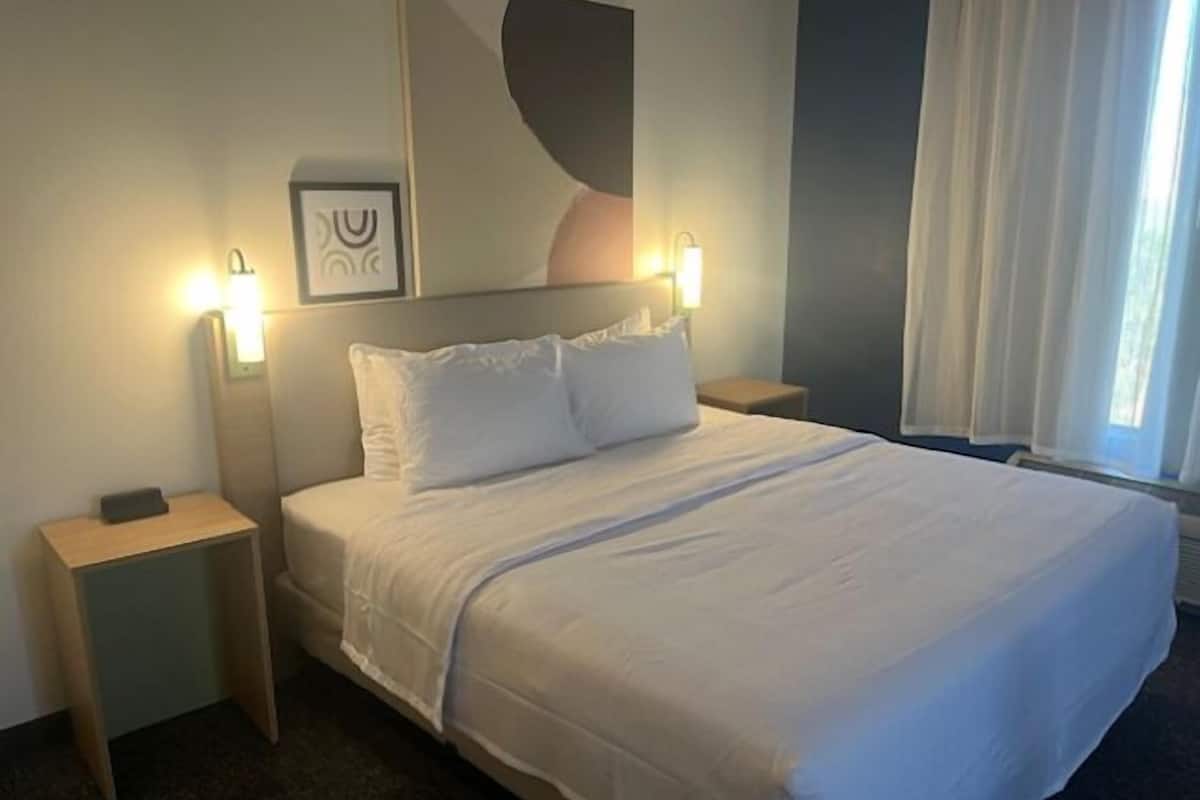 Hochwertige Bettwaren, laptopgeeigneter Arbeitsplatz