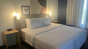 Biancheria da letto di alta qualità, postazione laptop, tende oscuranti