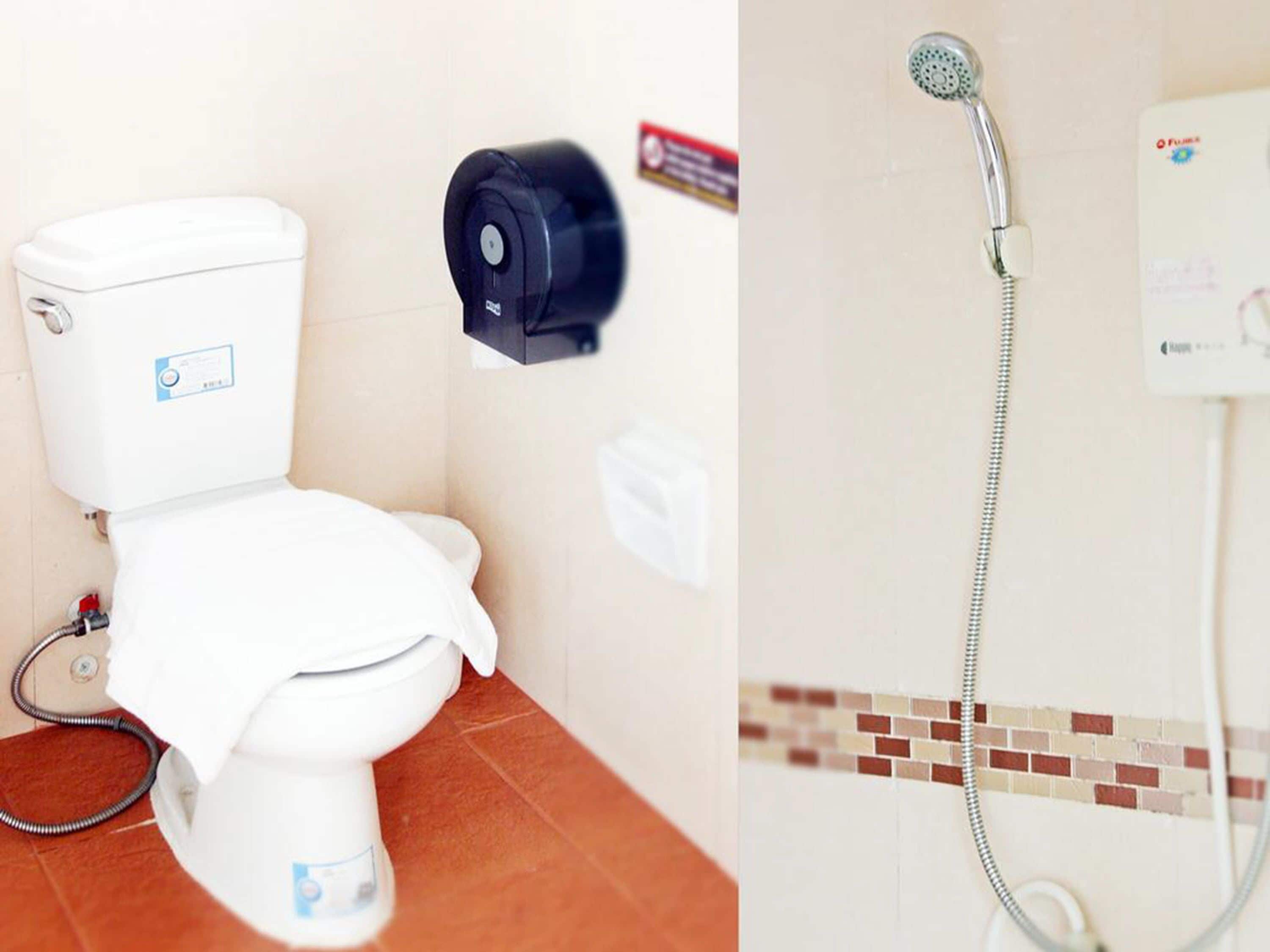 Inodoro con función bidé y ducha de pared.