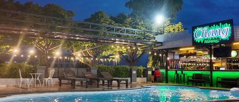 Una piscina al aire libre