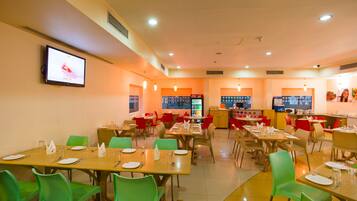 Se sirven desayunos, almuerzos, cenas y cocina india