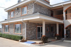 Front of property - Bestway Inn (Bedford)