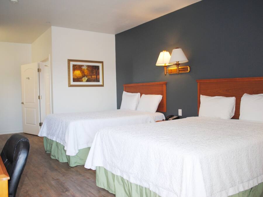 Blackout drapes, free WiFi, bed sheets