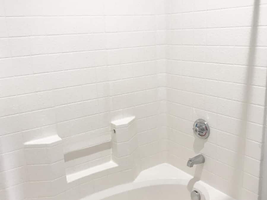 Bañera con ducha, secador de pelo, toallas