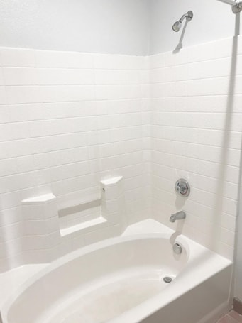 Combined shower/bathtub, hair dryer, towels. Bestway Inn