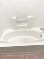 Bañera con ducha, secador de pelo, toallas