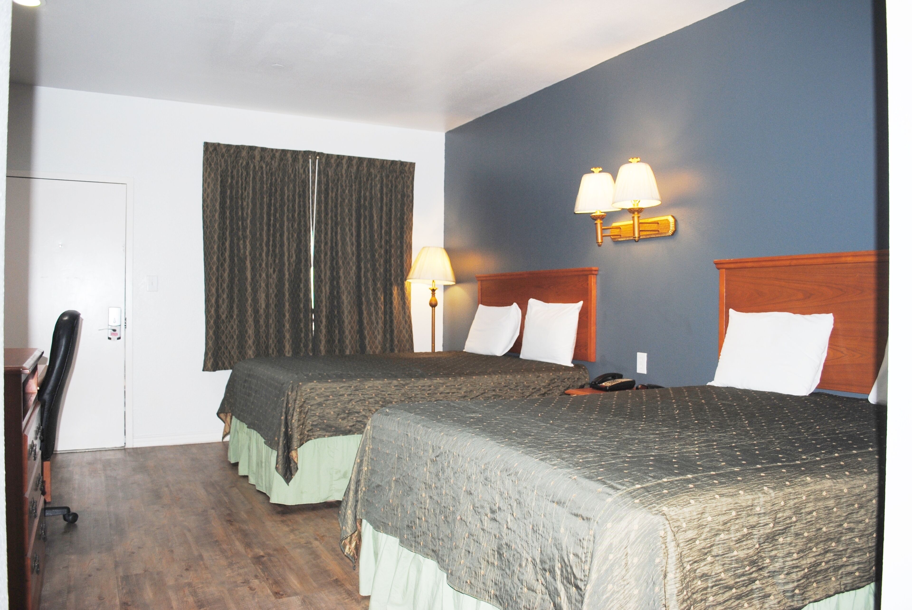 Habitación, 2 camas Queen size, para fumadores | Cortinas blackout, wifi gratis y ropa de cama 