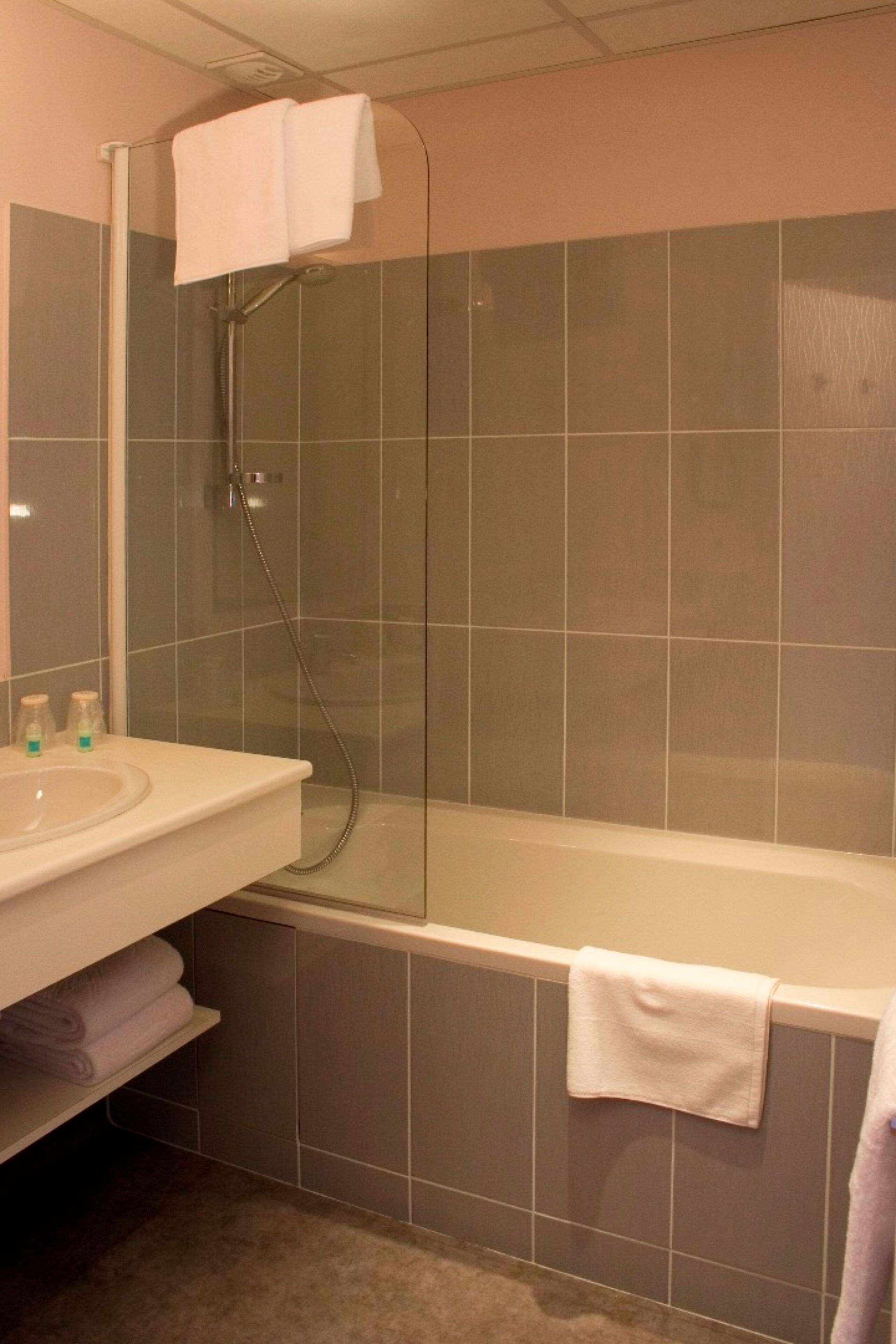 double room | bathroom | shower, free toiletries, hair dryer, towels