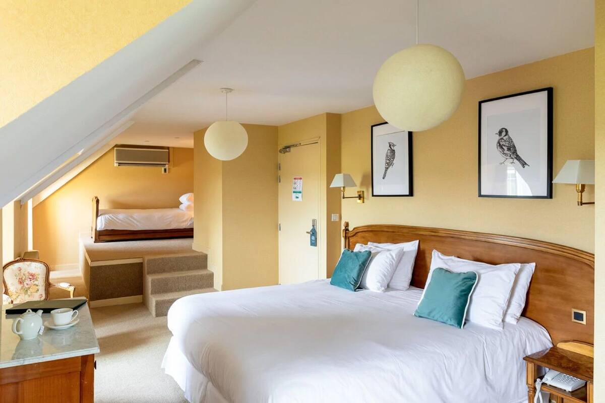 triple room | 1 bedroom, in-room safe, desk, iron/ironing board