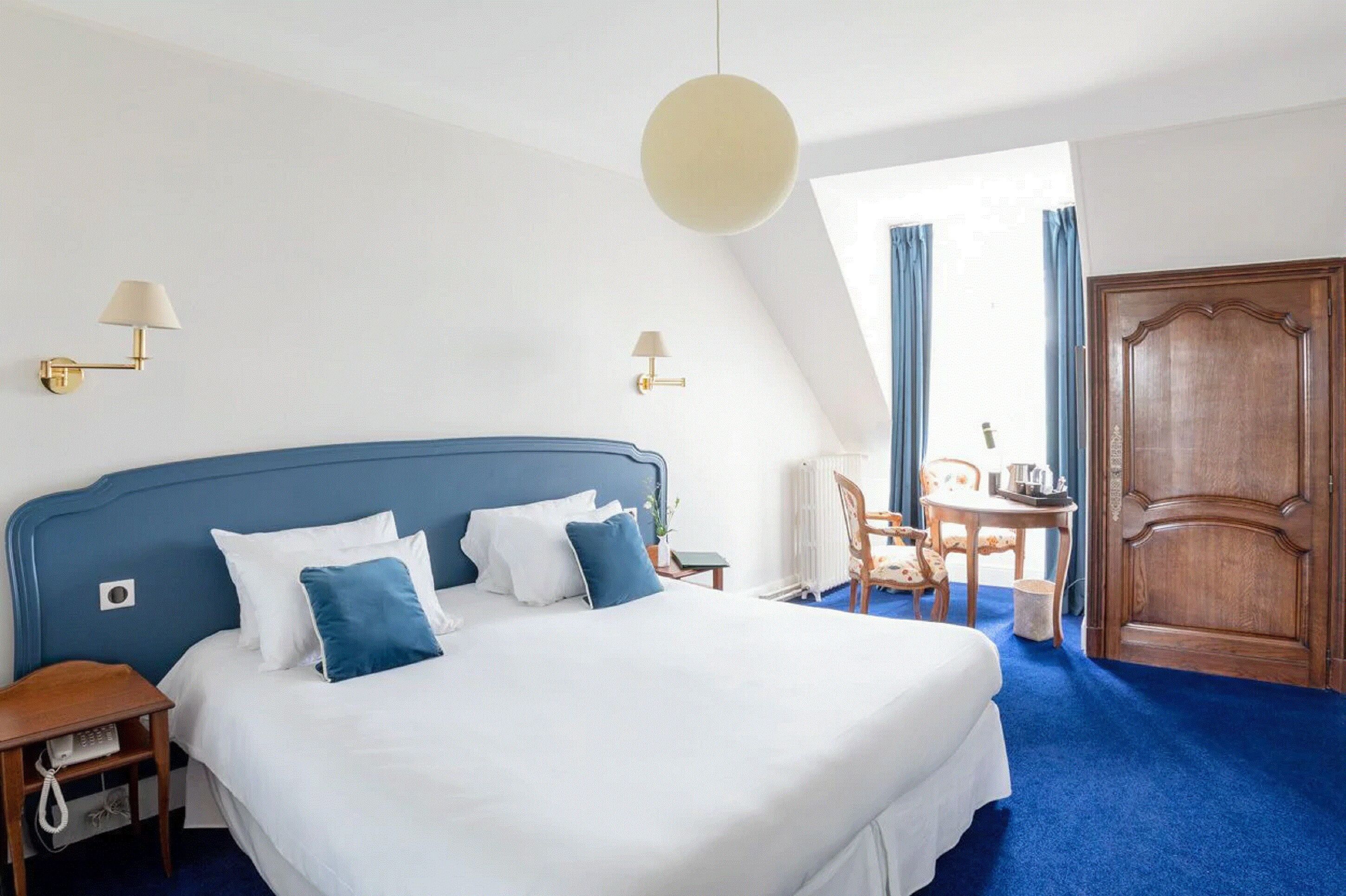 Standaard tweepersoonskamer | Een kluis op de kamer, een bureau, een strijkplank/strijkijzer