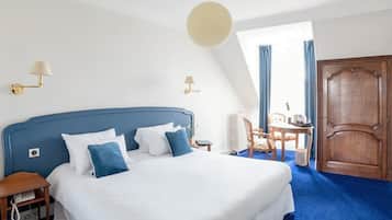 Standaard tweepersoonskamer | Een kluis op de kamer, een bureau, een strijkplank/strijkijzer