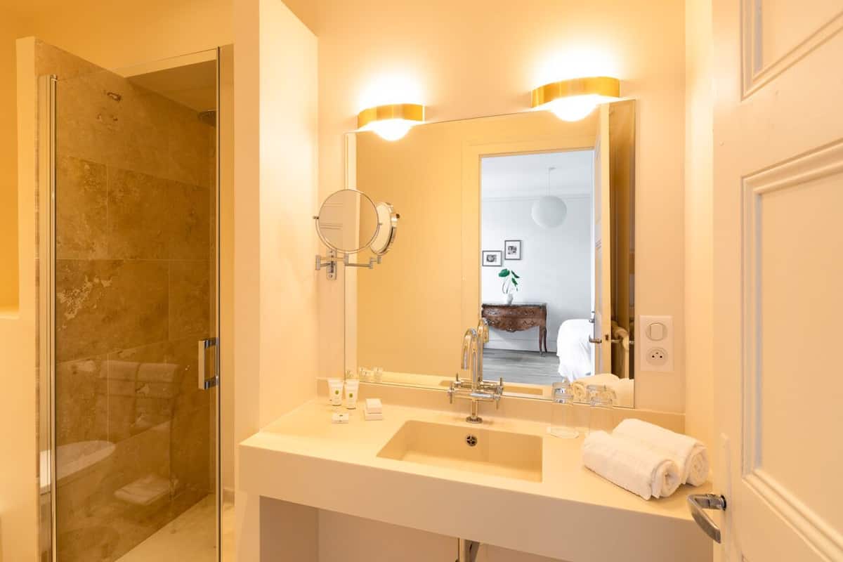 deluxe room | bathroom | free toiletries, hair dryer, towels