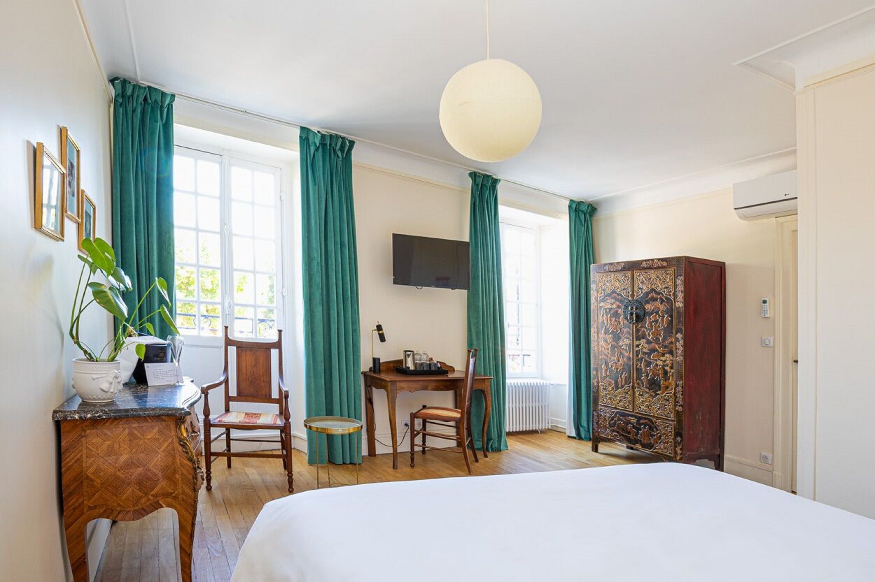 In-room safe, desk, iron/ironing board, free WiFi