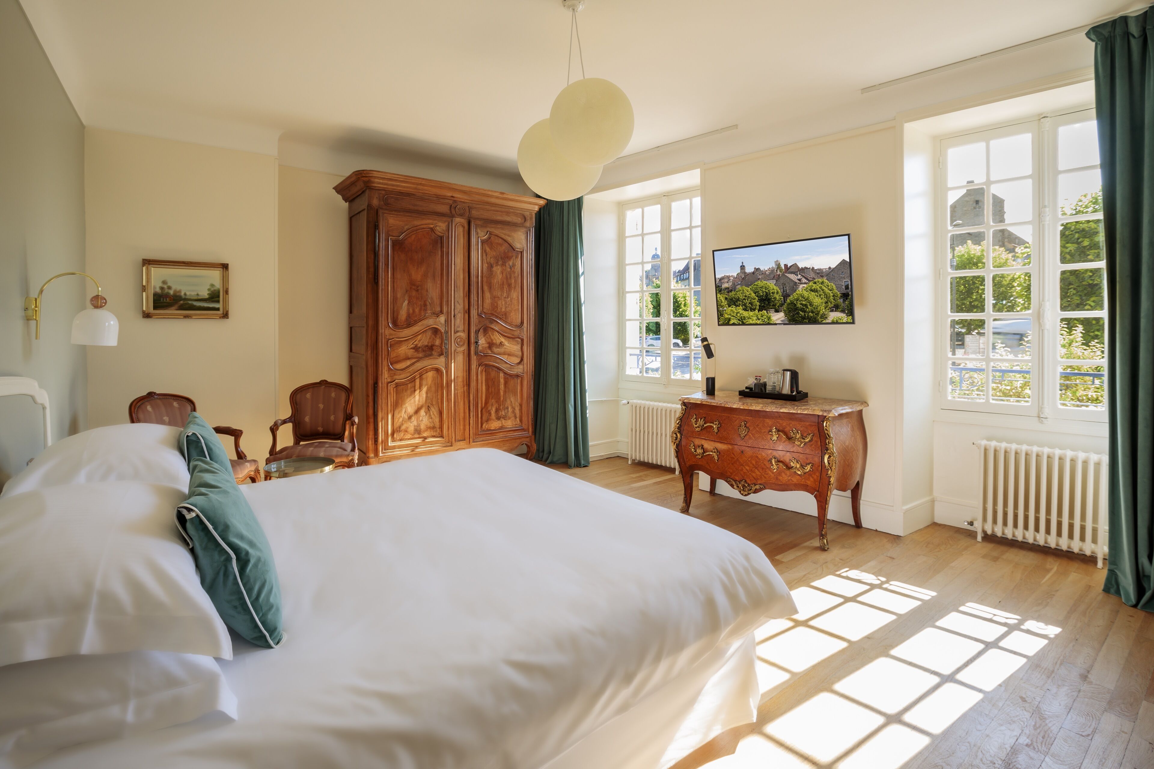 junior suite, 1 double bed | 1 bedroom, in-room safe, desk, iron/ironing board