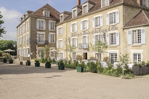 Il s'agit d'un bâtiment historique sur lequel on peut lire l'inscription « Hôtel de la Poste et du Grand Or ». Il possède une cour intérieure agrémentée de plantes en pot et d'un espace de repos extérieur.